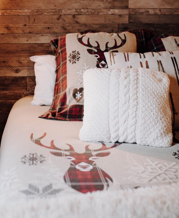escale-decoration-montagnarde-chambre-prestige-coussins-chatel