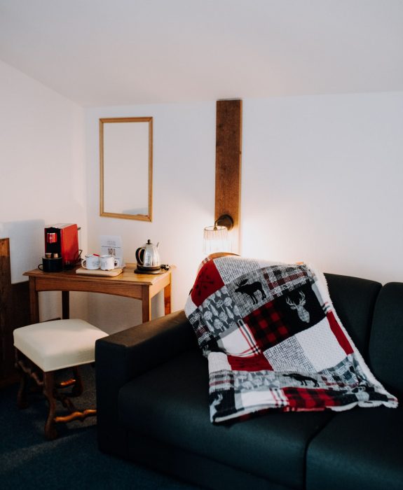 escale-hotel-domaine-portes-du-soleil-chambre-canape-decoration-montagne